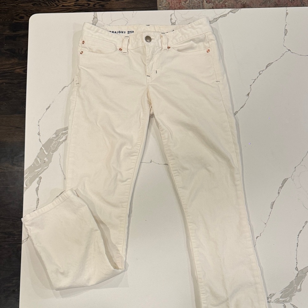 GAP 1969 Women's Off-White corduroys
Real Straight 27/4
32 inseam